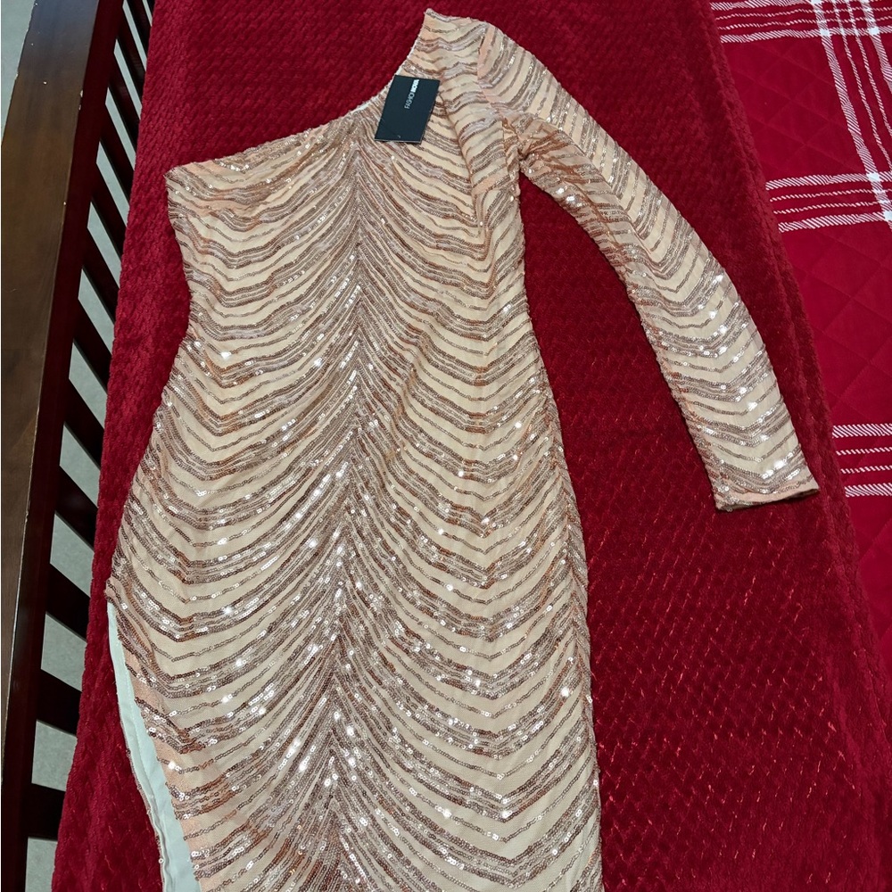 Gold sequined dress with one shoulder sleeve!Super cute for special occasion:)